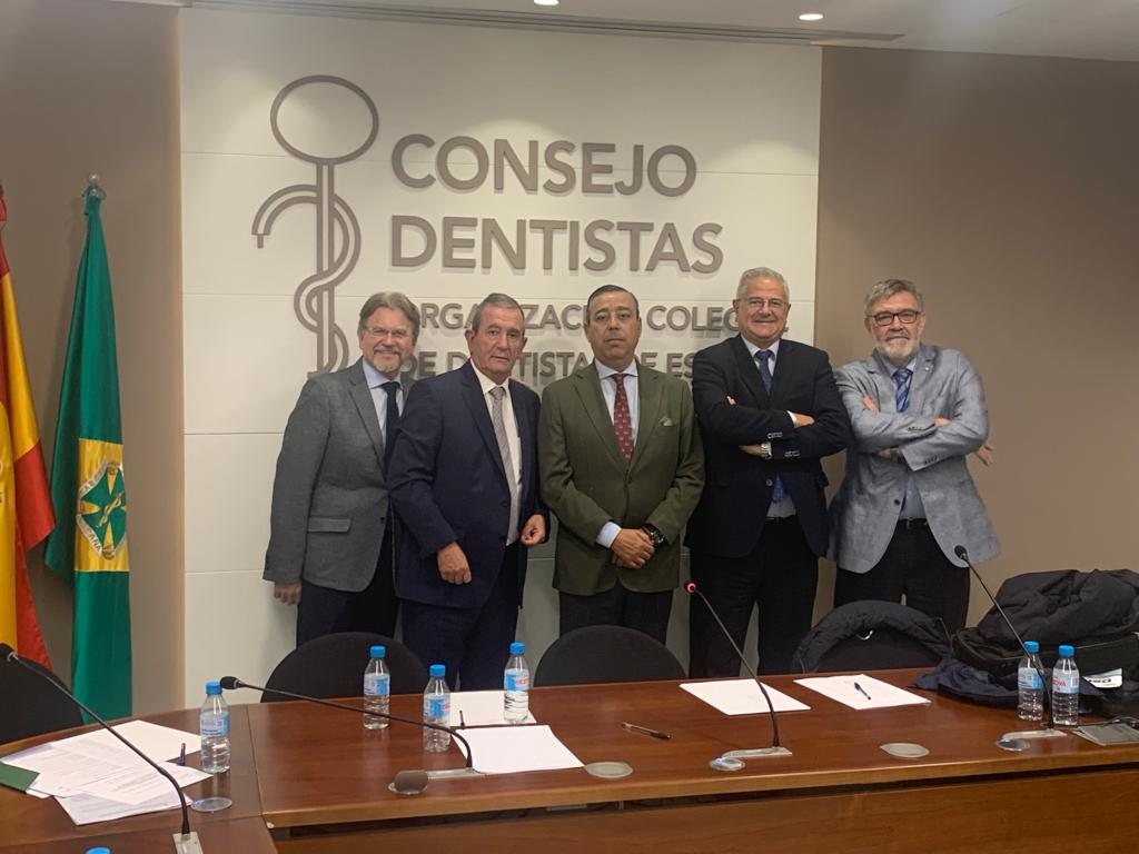 El Dr. Jose López,  president de la SEI a la reunió de societat del Consell de Dentistes