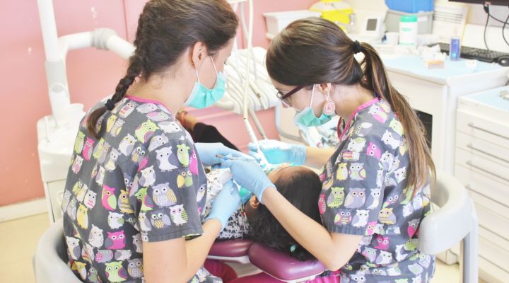 Nens i nenes saharauis han tingut visita a l’Hospital Odontològic UB