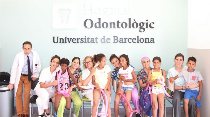 Niños y niñas saharauis reciben visita odontológica gratuita, un año más, en el Hospital Odontològic UB