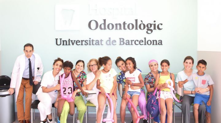 Infants saharauis reben visita odontològica gratuïta, un any més, a l’Hospital Odontològic UB